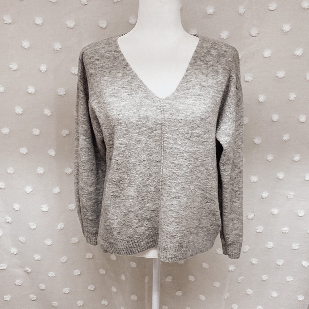 H & M Gray V-Neck Long Sleeve Sweater Size XS
